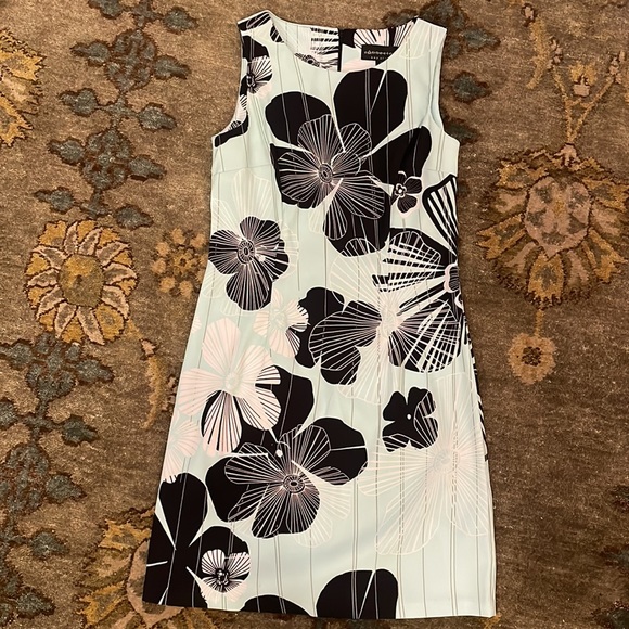 Floral fitted sheath dress. Size 8. - Picture 5 of 7